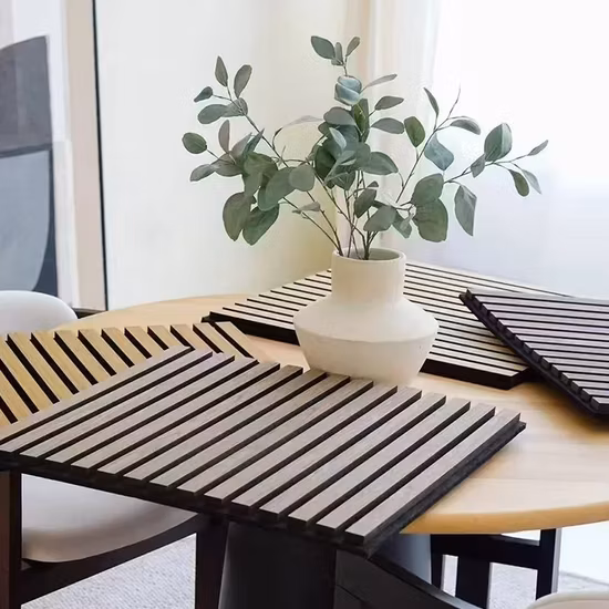 I moderni pannelli murali in doghe di legno valorizzano gli spazi della sala da pranzo e del soggiorno