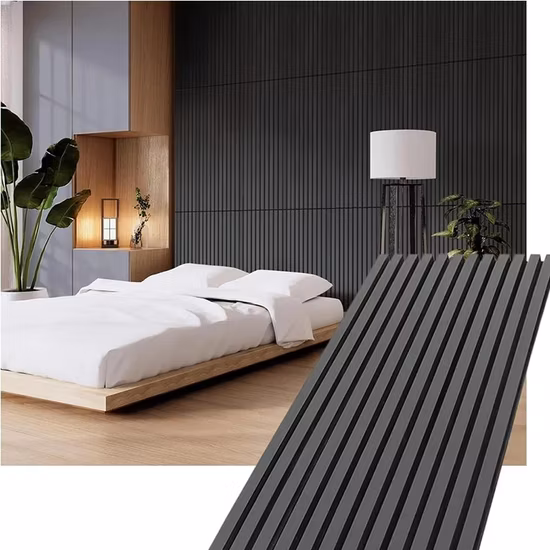 Pannelli divisori in doghe di legno aggiungono profondità agli interni della cucina e della sala da pranzo