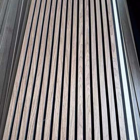 Pannelli acustici in doghe di legno di alta qualità per l'isolamento acustico in camera da letto o in ufficio