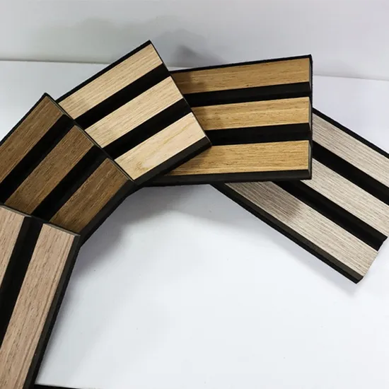 Decorazione murale assorbe il suono Pannelli acustici in legno a doghe in MDF e poliestere Akupanels per l'insonorizzazione degli interni